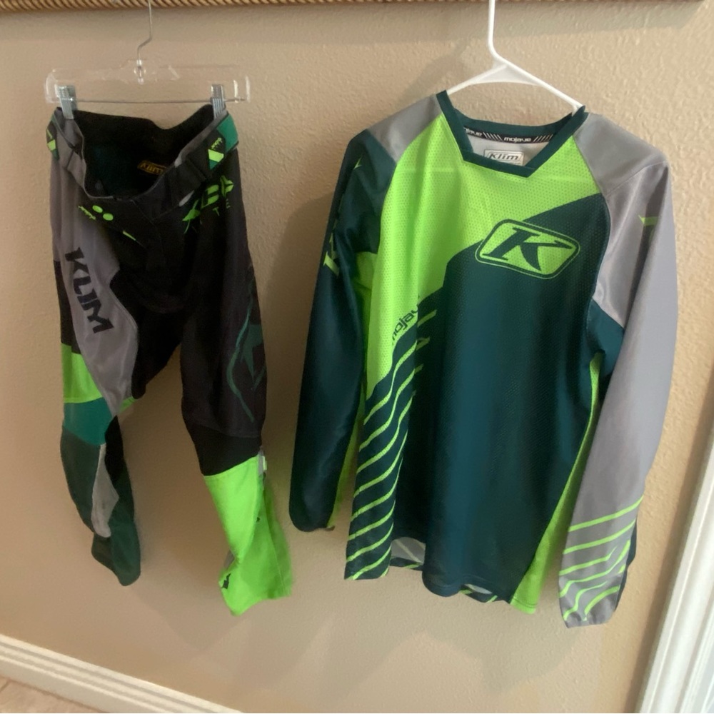 Klim moto gear.   Men’s.  Jersey LG.  Pants 32.   Small tear in jersey as shown.